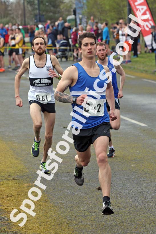 Senior mens relay, Elswick Good Friday Road Races. Photo: David T. Hewitson/Sports for All Pics
